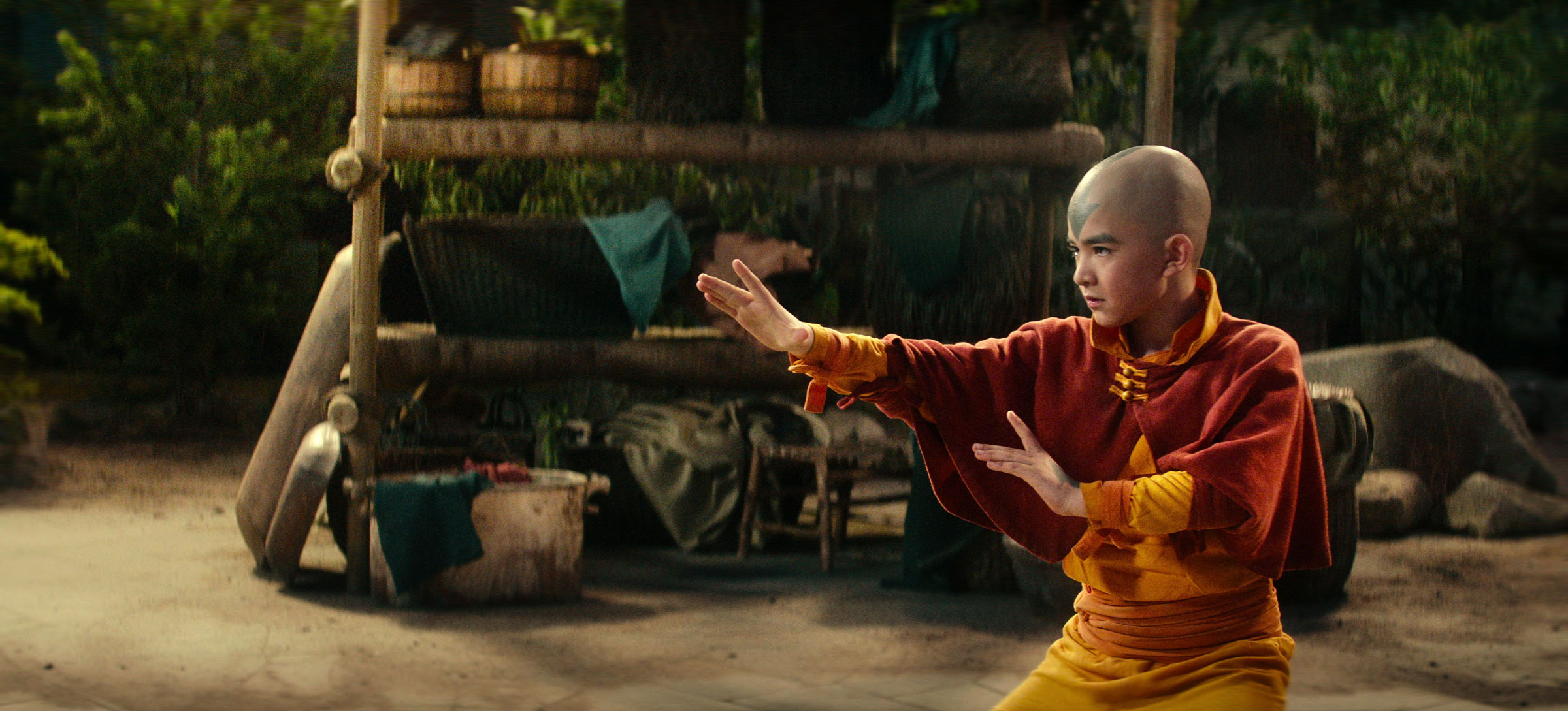 Gordon Cormier sebagai Aang, Lim Kay Siu sebagai Gyatso di musim 1 Avatar: The Last Airbender.